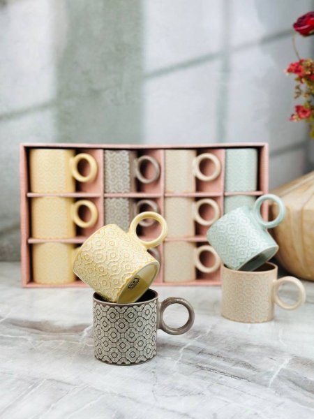 طقم مجات سيراميك ملون مع يد 12 قطعة